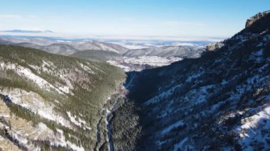 Bulgaristan 'ın Sofya Bölgesi Beli Iskar nehri yakınlarındaki Rila Dağı' nın kış manzarası