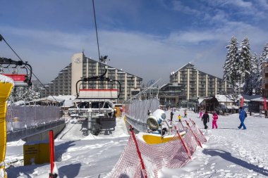 BOROVETS, BULGARIA - 14 Ocak 2022: Bulgaristan 'ın Sofya Bölgesi' ndeki Rila Dağı 'ndaki Borovets kayak merkezinin kış manzarası