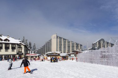 BOROVETS, BULGARIA - 14 Ocak 2022: Bulgaristan 'ın Sofya Bölgesi' ndeki Rila Dağı 'ndaki Borovets kayak merkezinin kış manzarası