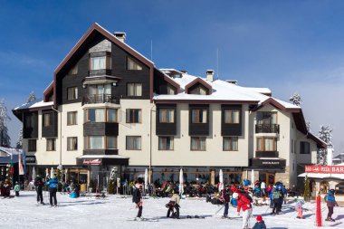 BOROVETS, BULGARIA - 14 Ocak 2022: Bulgaristan 'ın Sofya Bölgesi' ndeki Rila Dağı 'ndaki Borovets kayak merkezinin kış manzarası