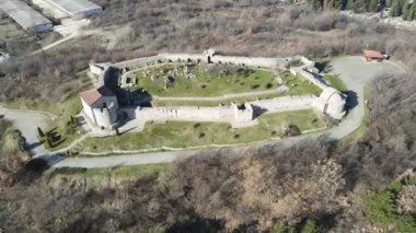 Bulgaristan 'ın Pazardzhik Bölgesi Peshtera kasabasındaki Antik Bizans kalesinin kalıntılarının havadan görünüşü