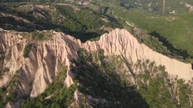 Rozhen kum piramitlerinin hava günbatımı manzarası, Blagoevgrad bölgesi, Bulgaristan