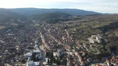 Bulgaristan 'ın Pazardzhik bölgesinin tarihi Batak kasabasının şaşırtıcı hava manzarası