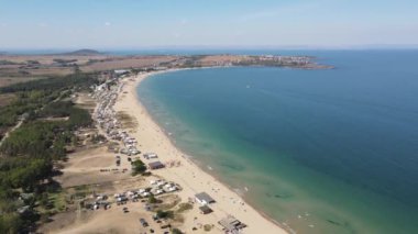 Bulgaristan 'ın Burgaz Bölgesi' nin Sozopol kasabası yakınlarındaki Gradina (Bahçe) plajının havadan manzarası 