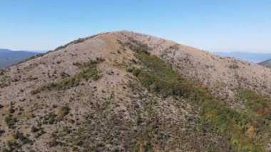 Bulgaristan 'ın Pernik bölgesindeki Lyubash Dağı' nın İnanılmaz Sonbahar Manzarası