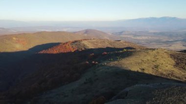 Bulgaristan 'ın Kyustendil Bölgesi' nin Viden Tepesi yakınlarındaki Konyavska dağının hava sonbahar günbatımı manzarası