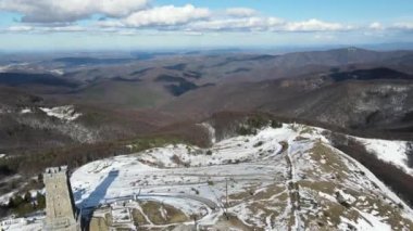 SHIPKA, BULGARIA - 24 Ocak 2021: St. Nicholas zirvesindeki Özgürlük Anıtı 'nın havadan görünüşü, Stara Planina (Balkan) Dağı, Bulgaristan