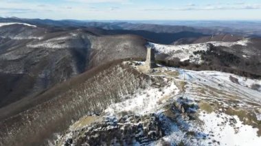SHIPKA, BULGARIA - 24 Ocak 2021: St. Nicholas zirvesindeki Özgürlük Anıtı 'nın havadan görünüşü, Stara Planina (Balkan) Dağı, Bulgaristan