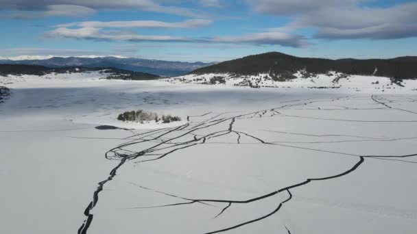 保加利亚Pazardzhik区Batak水库被冰覆盖的岛屿冬季空中景观 — 图库视频影像
