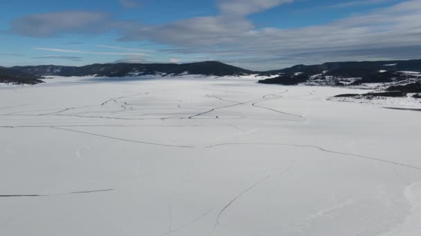 保加利亚Pazardzhik区Batak水库被冰覆盖的岛屿冬季空中景观 — 图库视频影像