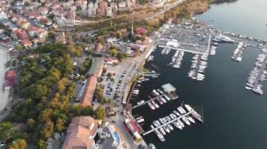 Bulgaristan 'ın Burgaz Bölgesi' ndeki Sozopol limanı ve eski kentin hava gün batımı manzarası
