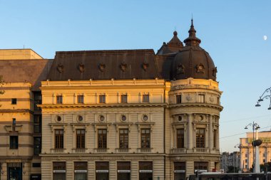 BÜKREŞ, ROMANIA - 17 AĞUSTOS 2021: Romanya 'nın Bükreş kentindeki Üniversite Kütüphanesi önündeki I. Carol Heykeli