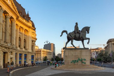 BÜKREŞ, ROMANIA - 17 AĞUSTOS 2021: Romanya 'nın Bükreş kentindeki Üniversite Kütüphanesi önündeki I. Carol Heykeli