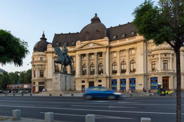 BÜKREŞ, ROMANIA - 17 AĞUSTOS 2021: Romanya 'nın Bükreş kentindeki Üniversite Kütüphanesi önündeki I. Carol Heykeli