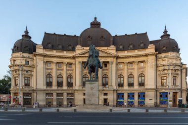 BÜKREŞ, ROMANIA - 17 AĞUSTOS 2021: Romanya 'nın Bükreş kentindeki Üniversite Kütüphanesi önündeki I. Carol Heykeli