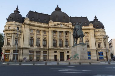 BÜKREŞ, ROMANIA - 17 AĞUSTOS 2021: Romanya 'nın Bükreş kentindeki Üniversite Kütüphanesi önündeki I. Carol Heykeli