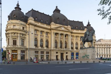 BÜKREŞ, ROMANIA - 17 AĞUSTOS 2021: Romanya 'nın Bükreş kentindeki Üniversite Kütüphanesi önündeki I. Carol Heykeli