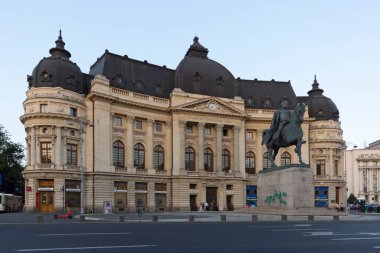 BÜKREŞ, ROMANIA - 17 AĞUSTOS 2021: Romanya 'nın Bükreş kentindeki Üniversite Kütüphanesi önündeki I. Carol Heykeli