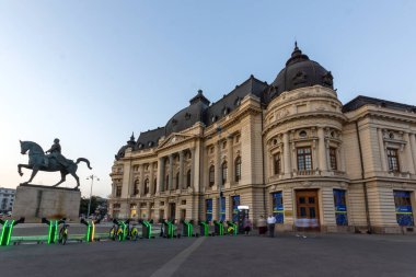 BÜKREŞ, ROMANIA - 17 AĞUSTOS 2021: Romanya 'nın Bükreş kentindeki Üniversite Kütüphanesi önündeki I. Carol Heykeli