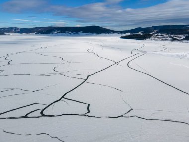 Bulgaristan 'ın Pazardzhik Bölgesi, buzla kaplı Batak Barajı' nın kış manzarası