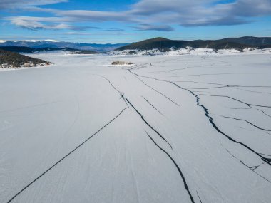 Bulgaristan 'ın Pazardzhik Bölgesi, buzla kaplı Batak Barajı' nın kış manzarası