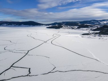 Bulgaristan 'ın Pazardzhik Bölgesi, buzla kaplı Batak Barajı' nın kış manzarası