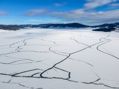 Bulgaristan 'ın Pazardzhik Bölgesi, buzla kaplı Batak Barajı' nın kış manzarası