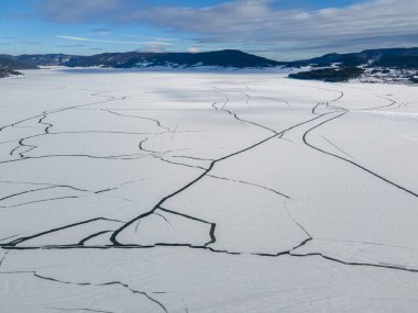 Bulgaristan 'ın Pazardzhik Bölgesi, buzla kaplı Batak Barajı' nın kış manzarası