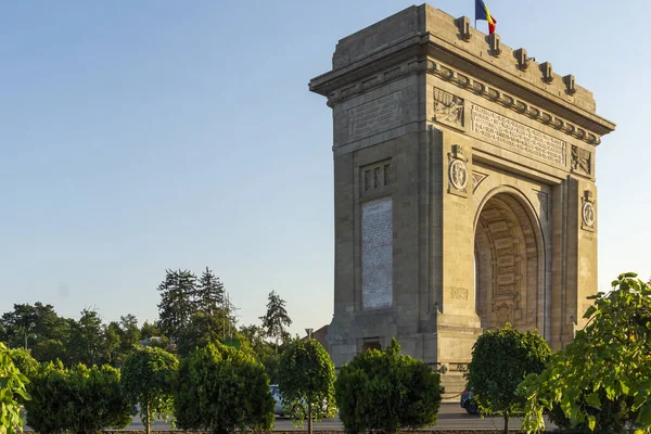 Bucharest ルーマニア 2021年8月17日 ルーマニアのブカレストでの勝利のアーチの夕景 — ストック写真