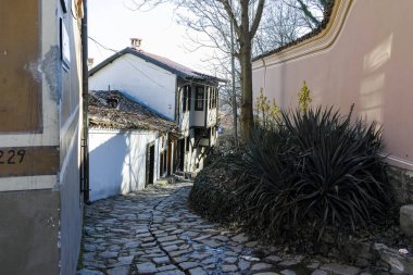 PLOVDIV, BULGARIA - 2 Ocak 2022: Bulgaristan 'ın Plovdiv kentindeki eski kasaba, mimari ve tarihsel rezerv olarak Sokak ve Dokuzuncu Yüzyıl Evleri