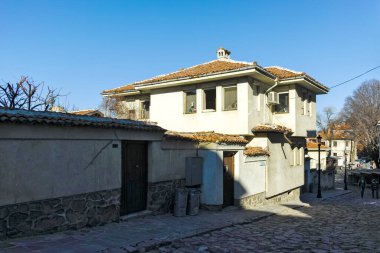 PLOVDIV, BULGARIA - 2 Ocak 2022: Bulgaristan 'ın Plovdiv kentindeki eski kasaba, mimari ve tarihsel rezerv olarak Sokak ve Dokuzuncu Yüzyıl Evleri