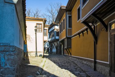 PLOVDIV, BULGARIA - 2 Ocak 2022: Bulgaristan 'ın Plovdiv kentindeki eski kasaba, mimari ve tarihsel rezerv olarak Sokak ve Dokuzuncu Yüzyıl Evleri
