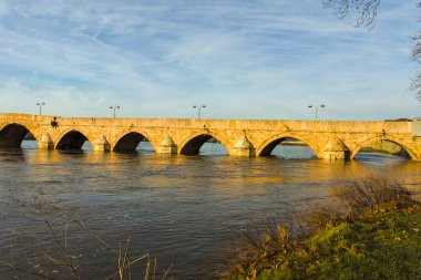 SVILENGRAD, BULGARIA - 19 Temmuz 2020: Maritsa Nehri üzerindeki 16. yüzyıl Mustafa Paşa Köprüsü (Eski Köprü) Bulgaristan 'ın Haskovo Bölgesi, Svilengrad kentindeki