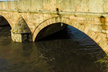 SVILENGRAD, BULGARIA - 19 Temmuz 2020: Maritsa Nehri üzerindeki 16. yüzyıl Mustafa Paşa Köprüsü (Eski Köprü) Bulgaristan 'ın Haskovo Bölgesi, Svilengrad kentindeki