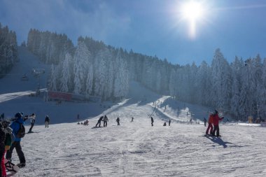 BOROVETS, BULGARIA - 14 Ocak 2022: Bulgaristan 'ın Sofya Bölgesi' ndeki Rila Dağı 'ndaki Borovets kayak merkezinin kış manzarası