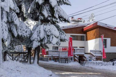 BOROVETS, BULGARIA - 14 Ocak 2022: Bulgaristan 'ın Sofya Bölgesi' ndeki Rila Dağı 'ndaki Borovets kayak merkezinin kış manzarası