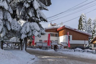 BOROVETS, BULGARIA - 14 Ocak 2022: Bulgaristan 'ın Sofya Bölgesi' ndeki Rila Dağı 'ndaki Borovets kayak merkezinin kış manzarası