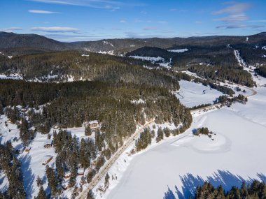 Bulgaristan 'ın Buzdan Pazardzhik Bölgesi ile kaplı Bekika Barajı' nın kış manzarası