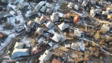 Bulgaristan 'ın Blagoevgrad bölgesindeki Otantik 19. yüzyıl evleriyle Dolen Köyü' nün hava manzarası