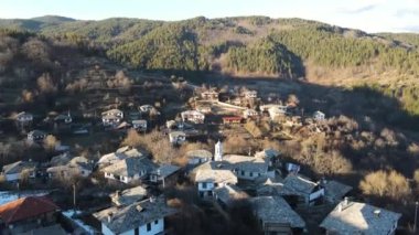 Bulgaristan 'ın Blagoevgrad bölgesindeki Otantik 19. yüzyıl evleriyle Dolen Köyü' nün hava manzarası