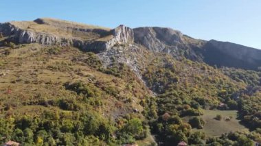 Bulgaristan 'ın Ponor Dağı, Balkan Dağları' ndaki Kaya oluşum Stolo 'sunun hava manzarası