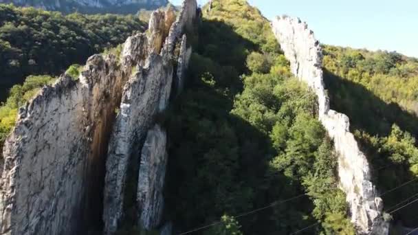 Вид Воздуха Горные Породы Ритлит Ущелье Реки Искар Балканские Горы — стоковое видео