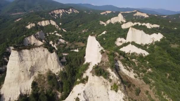 Vista Aérea Atardecer Las Pirámides Arena Rozhen Región Blagoevgrad Bulgaria — Vídeo de stock