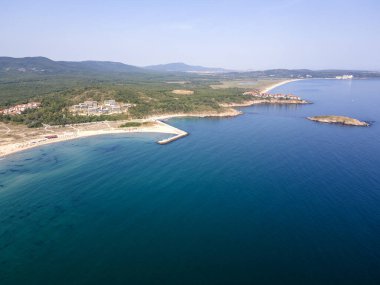 Bulgaristan 'ın Burgaz Bölgesi Arkutino bölgesindeki Yılan Adası' nın havadan görüntüsü