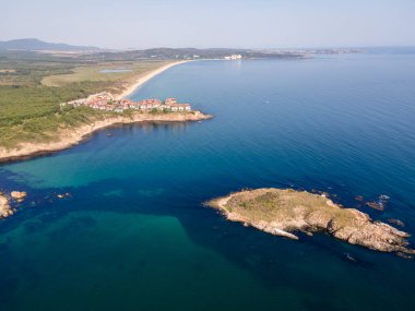 Bulgaristan 'ın Burgaz Bölgesi Arkutino bölgesindeki Yılan Adası' nın havadan görüntüsü