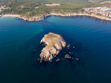 Bulgaristan 'ın Burgaz Bölgesi Arkutino bölgesindeki Yılan Adası' nın havadan görüntüsü