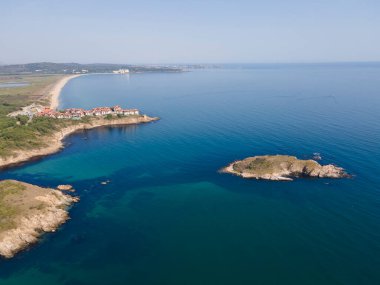 Bulgaristan 'ın Burgaz Bölgesi Arkutino bölgesindeki Yılan Adası' nın havadan görüntüsü
