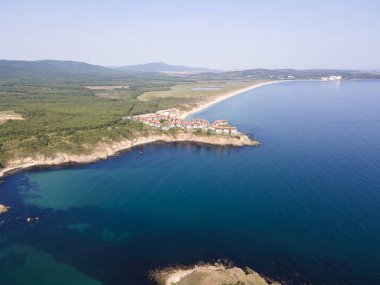 Bulgaristan 'ın Burgaz Bölgesi Arkutino bölgesindeki Yılan Adası' nın havadan görüntüsü