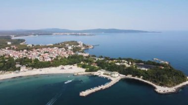 Bulgaristan 'ın Burgaz Bölgesi' ndeki Kiten kasabasının Güney Sahili 'nin şaşırtıcı hava manzarası 