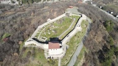 Bulgaristan 'ın Pazardzhik Bölgesi Peshtera kasabasındaki Antik Bizans kalesinin kalıntılarının havadan görünüşü